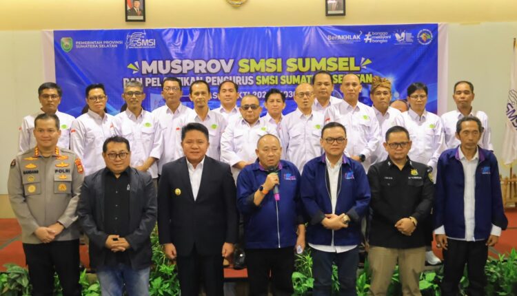 Gubernur Sumatera Selatan Herman Deru, berfoto bersama Ketua SMSI Sumsel Jon Heri, perwakilan jajaran Forkopimda, serta pengurus yang baru dilantik dalam acara Musyawarah Provinsi (Musprov) dan Pelantikan Pengurus Serikat Media Siber Indonesia (SMSI) Provinsi Sumsel Periode 2026–2031 di Hotel The Zuri, Palembang.