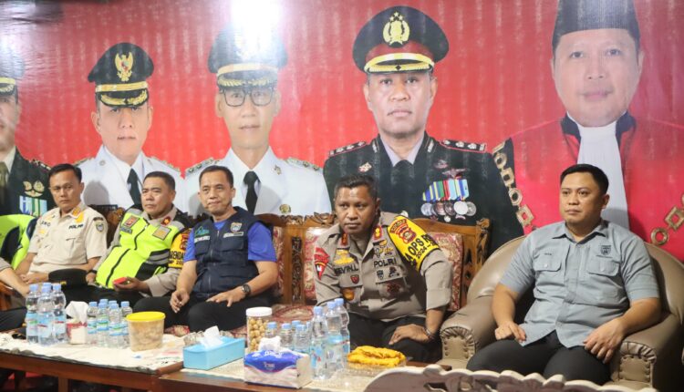 Zoom meeting Kapolres OKU Timur AKBP Kevin Leleury bersama Kapolri dan instansi terkait dalam rangka operasi lilin 2024 di Pos Pengamanan NATARU Gumawang