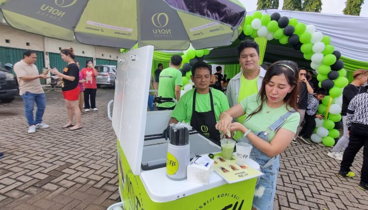 Nony Nando dan Arief Marzuki menuangkan minuman Nofu Coffee untuk konsumen saat launching Nofu Coffee.