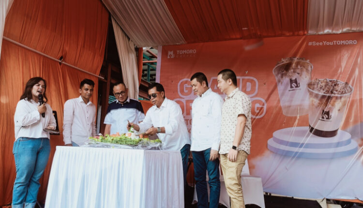 Pemotongan tumpeng saat grand opening Tomoro Coffee Kambang Iwak Kota Palembang.