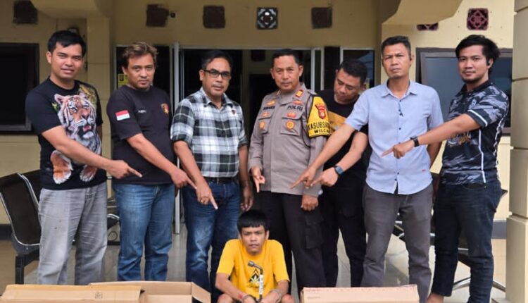 Tersangka saat diamankan di Polsek Muara Beliti, Polres Musi Rawas. 