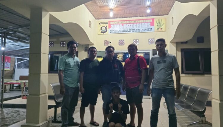 Tersangka saat diamankan di Polsek Muara Beliti. (Foto: dokumen Polisi)