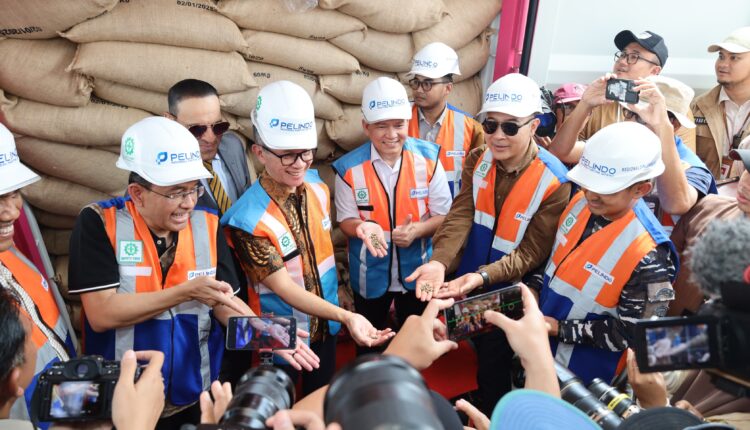 Para pejabat melakukan pengecekan kopi yang mau diekspor perdana ke Malaysia dan Australia pada Minggu (19/1/2025) di Pelabuhan Boom Baru Palembang.