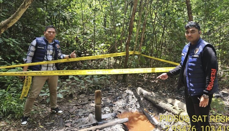 Pemasangan garis Polisi di sekitar sumur pengeboran minyak ilegal di Desa Sungai Pinang, Kecamatan Muara Lakitan, Kabupaten Mura.