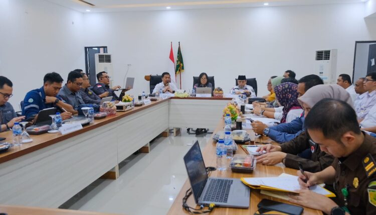 Rapat Koordinasi (Rakor) penyelesaian AGHT (Ancaman, Gangguan, Hambatan dan Tantangan) pembangunan Jalan Tol Trans Sumatera pada Ruas Betung – Tempino – Jambi di Ruang Rapat Kejaksaan Negeri Musi Banyuasin, pada Rabu (22/01/2025).