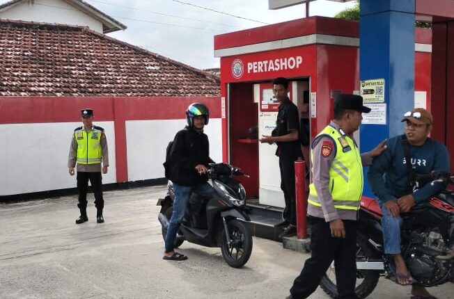Anggota Polsek BMT memberikan himbauan kepada masyarakat untuk memperhatikan aspek keamanan, dan keselamatan, pada saat patroli PAM Objek Vital di Pertashop, Desa Kumpul Rejo, Kecamatan BMT, Kabupaten OKU Timur.
