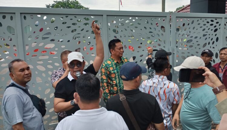 Aksi demo nyaris ricuh di depan gerbang Kantor Gubernur Sumsel.