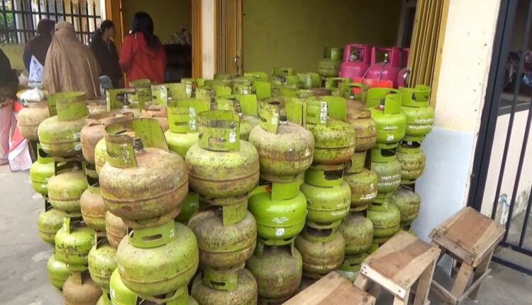 Ratusan gas LPG Subsidi di salah satu pangkalan gas di Palembang. (Foto: Tia)
