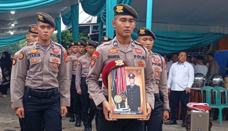 Prosesi upacara sebelum pemakaman Briptu Anumerta Faras Nahbah Athalla beberapa hari lalu.