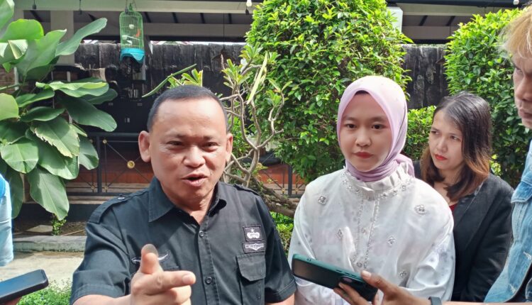 Hasneni bersama tim pengacaranya.
