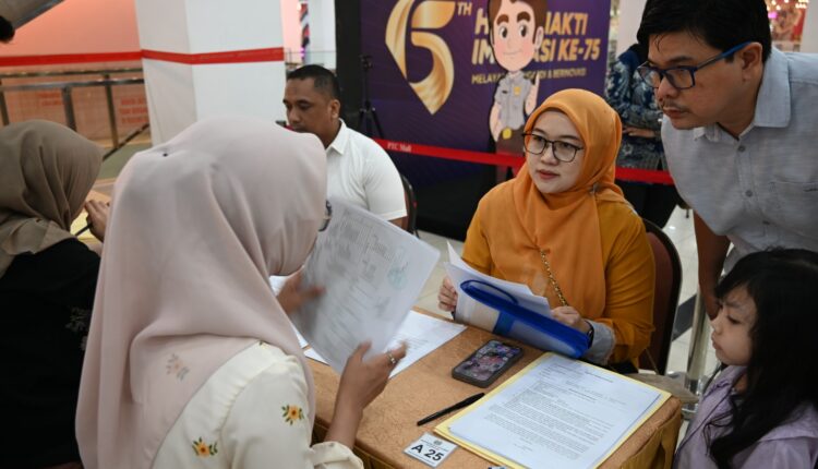Pelayanan pembuatan paspor.