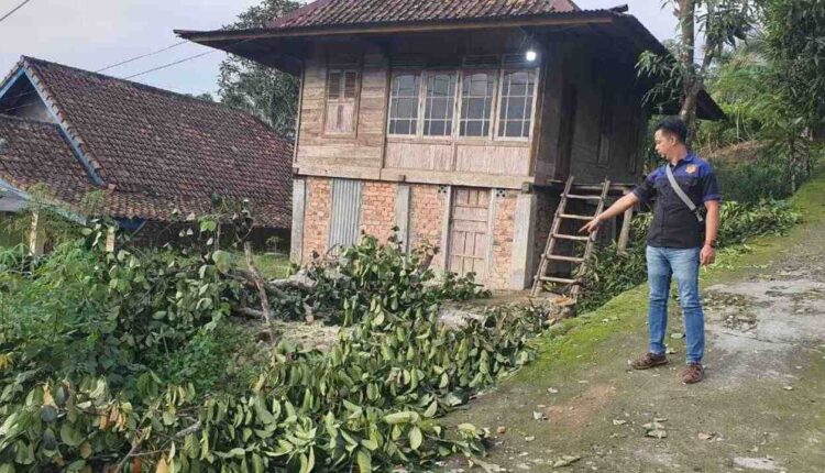Tampak anggota Kepolisian Polres Lahat tengah menunjukan lokasi warga Desa Sukarami, Kecamatan Gumay Talang, Kabupaten Lahat yang tewas tersengat listrik. (Foto : Polres Lahat)