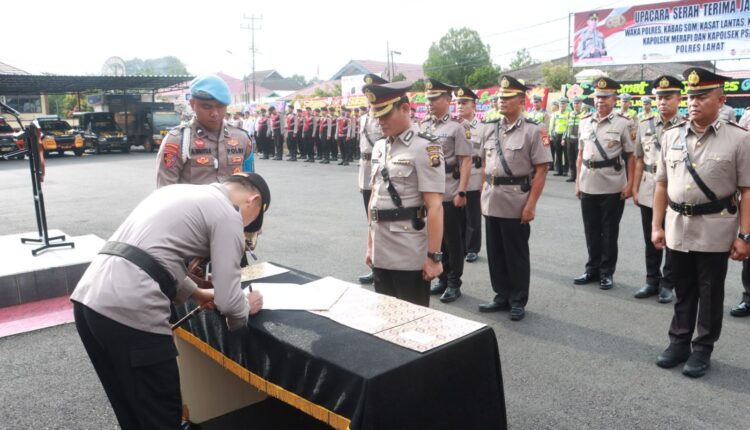 Kapolres Lahat, AKBP God Parlasro S Sinaga menandatangani berita acara Serah Terima Jabatan (Sertijab) bagi sejumlah pejabat utama di lingkungan Polres Lahat di Halaman Mapolres Lahat, pada Jumat (31/01/2025). (Foto : Ismail).