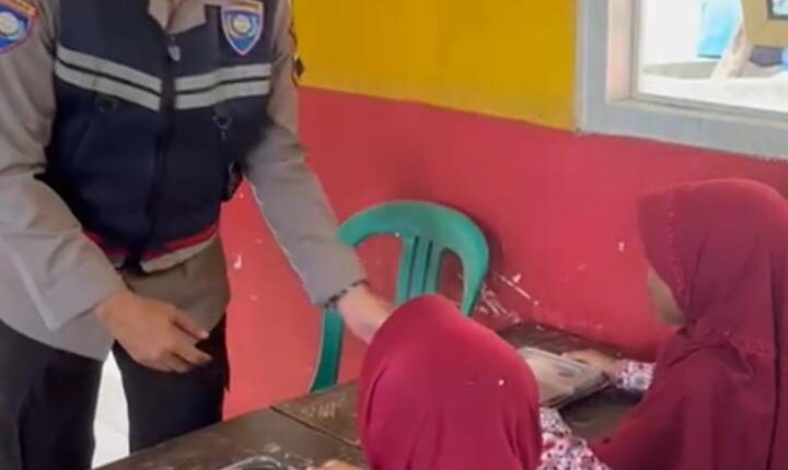 Polsek Buay Madang Timur mengisi Jumat berkah dengan berbagi makanan bergizi kepada anak-anak SD Sumber Asri, Desa Sumber Asri, Kecamatan Buay Madang Timur.