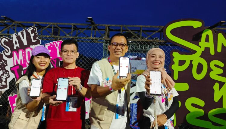 Caption : Para pimpinan bank Sampoerna sedang menunjukkan mobile banking kepada media, dari kiri ke kanan: Candida ayu merisca - Funding and Bancassurance Head, Handi jaya - Branch Manager Bank Sampoerna Palembang, Hendra Rahardja - Direktur IT, Oktavia Laksmi Wardhani - LFPP Head.