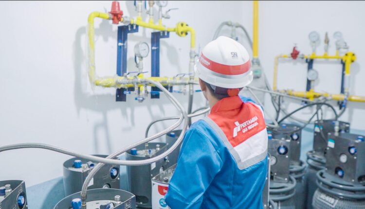 Petugas PGN sedang melakukan pengecekan pada gas pelanggan.