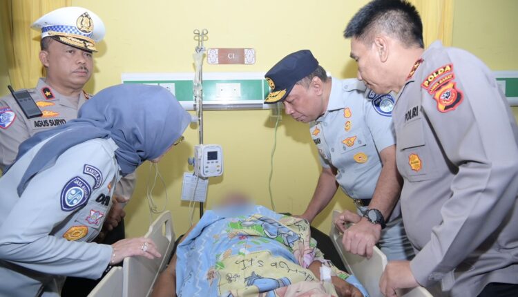 Saat petugas Jasa Raharja dan kepolisian membesuk korban kecelakaan.