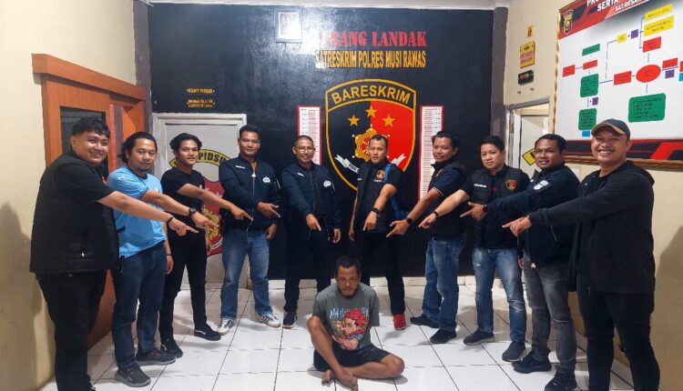 Tersangka saat diamankan di Polres Mura.