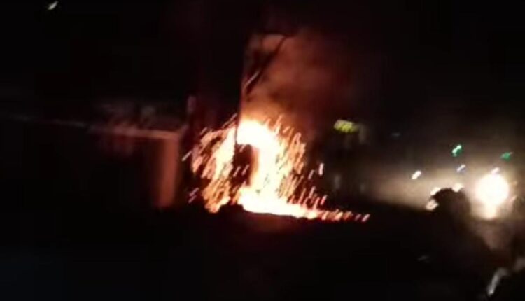 Terlihat bunga api dari ledakan Gardu Listrik yang berada di Jalan RE Martadinata tepatnya di persimpangan dekat Depo Pertamina Lahat.