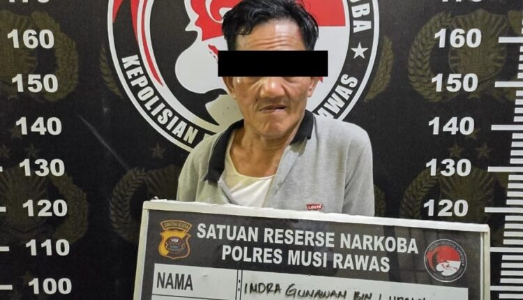 Tersangka Indra Gunawan (50) saat diamankan di Polres Musi Rawas. (Foto: Dokumen Polisi)