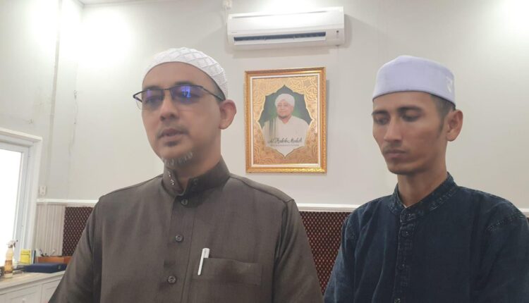 Sekretaris Panitia Haul dan Ziarah Kubra Palembang 2025, Rofiq Hussein saat diwawancarai pada, Kamis (20/2/2025). (Foto: Tia)
