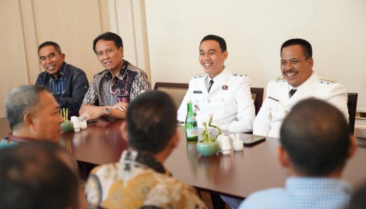 Bupati dan Wabup Kabupaten OKI bersama kepala OPD daerah usai dilantik Presiden RI Prabowo Subianto di Istananya Negara.