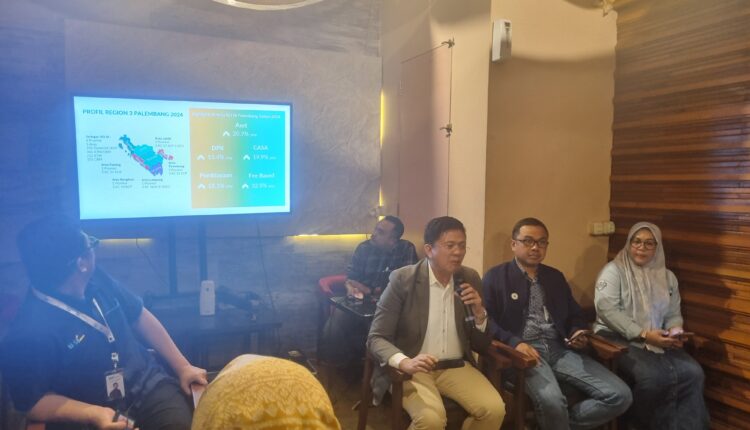 Ari Yusnairy Muslim RCEO BSI Region 3 Palembang dan tim saat menyampaikan kinerja BSI.