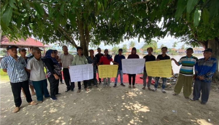 Puluhan warga menuntut pertanggungjawaban program KUR di kantor BRI Kayuagung.