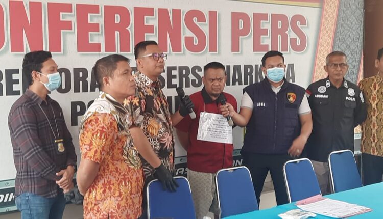 Tersangka saat dihadirkan dalam Press Release di Polda Sumsel.