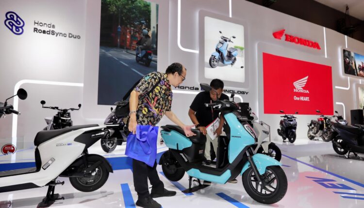 PT Astra Honda Motor menampilkan kecanggihan teknologi New Honda PCX 160 di IIMS 2025.