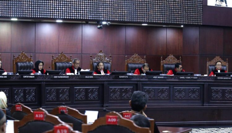 Ketua Mahkamah Konstitusi (MK) Suhartoyo (tengah) saat didampingi 8 Hakim Konstitusi pada sidang Pengucapan Putusan di Ruang Sidang Pleno Gedung 1 MK. (Foto Humas MK)