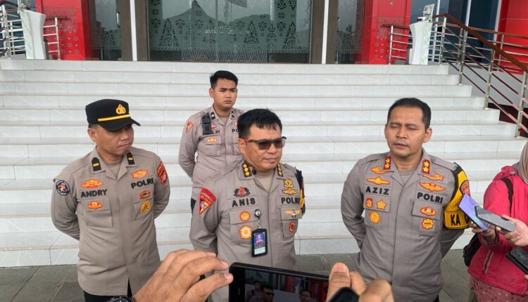Karo Ops Polda Sumsel Kombes Pol Anis Prasetio Santoso didampingi Kapolres Empat Lawang AKBP Abdul Aziz Septiadi saat diwawancarai di Polda Sumsel, pada Selasa (25/02/2025).
