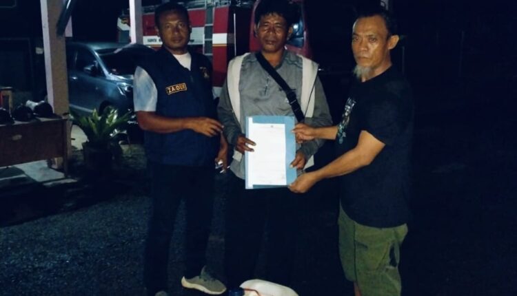 Tersangka beserta barang bukti satu jerigen yang berisi tuak 15 liter. (Foto: Dokumen Polisi)