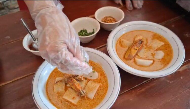 Laksan Pempek Mol Palembang dengan kuah kental yang gurih dari campuran santan dan kaldu udang, tentu sangat tepat dinikmati berbuka puasa bersama keluarga.
