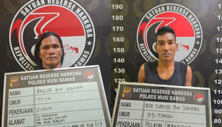 Kedua tersangka saat diamankan di Polres Mura.