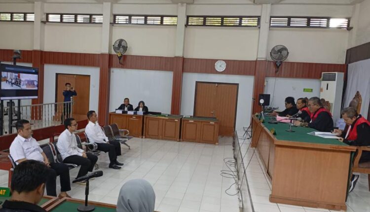 Saat ketiga terdakwa dihadirkan di Sidang PN Tipikor palembang untuk mendengarkan tuntutan dari JPU.