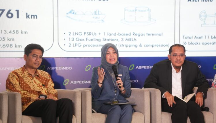 Direktur Strategi dan Pengembangan Bisnis PGN Rosa Permata Sari (tengah).