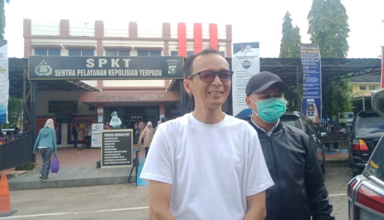 Kuasa Hukum Ferdiansyah didampingi terlapor EK saat memberikan klarifikasi di Polrestabes Palembang.