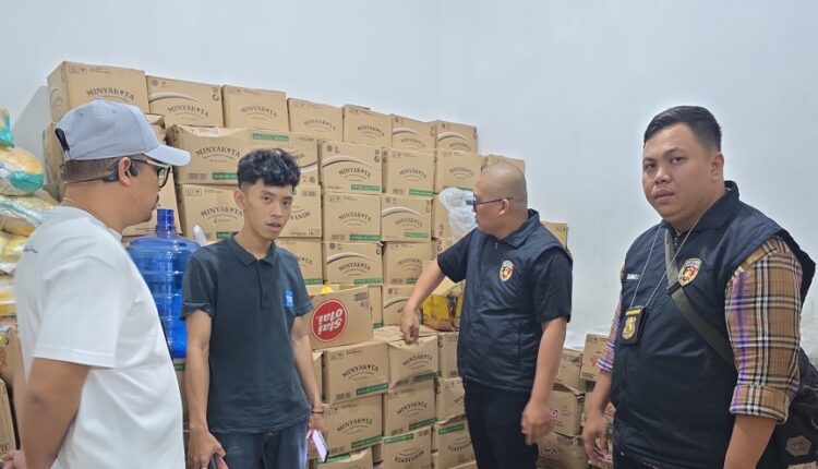 Anggota Pidsus Polrestabes Palembang saat melakukan Sidak disalah satu Toko di Pasar Kawasan Ulu.