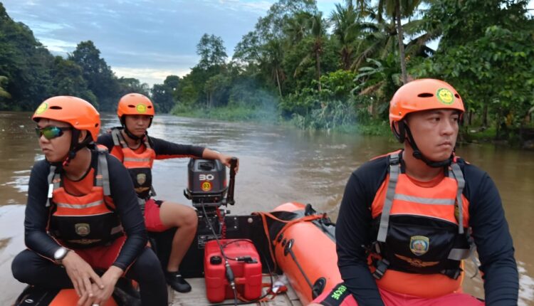 Tim SAR saat melakukan pencarian terhadap korban di Sungai Komering. (Foto: Basarnas Palembang)