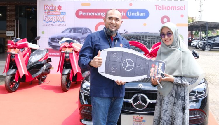 Telkomsel menyerahkan 1 unit Mercedes-Benz C200 Avantgarde kepada Endah Widyanti, seorang guru di SMPN 11 Muaro Jambi, dari Program Telkomsel Poin Gembira Festival 2024.