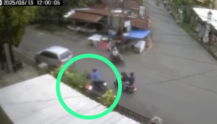 Empat pelaku curanmor terekam CCTV.