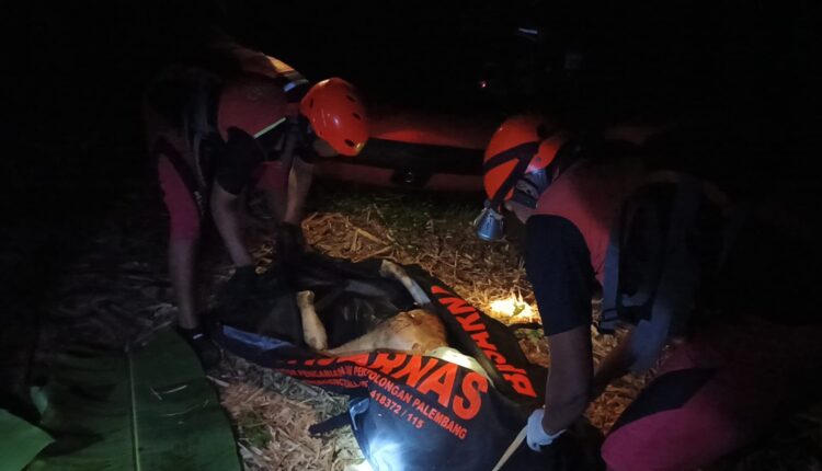 Jasad korban saat evakuasi ke daratan. (Foto: Basarnas Palembang)