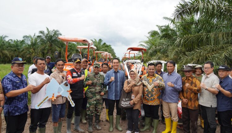 Penyerahan alat mesin pertanian kepada para petani di Kecamatan Air Sugihan, pada Jum'at (14/03/2025).