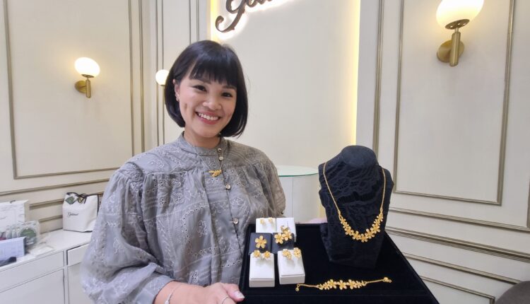 Yolana Limman Branch Manager Goldmart menunjukkan salah satu perhiasan andalan mereka yakni Goldmaster emas 24 karat.