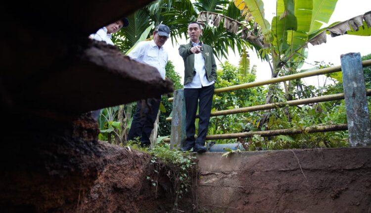 Bupati OKI bersama Kadin Pupr saat tinjau jalan rusak di Desa Kandis.
