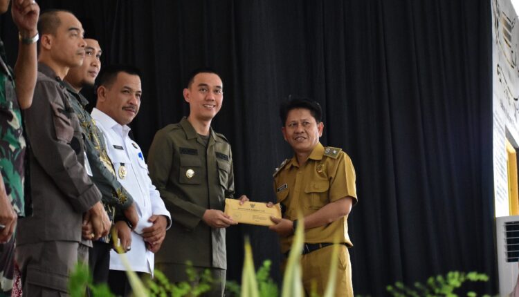 Penyerahan Surat Keputusan (SK) Bupati OKI mengenai besaran Alokasi Dana Desa (ADD), Dana Desa (DD), Dana Bagi Hasil Pajak, Retribusi Daerah, dan Lelang Lebak Lebung untuk Tahun Anggaran 2025 di Pendopo Kabupatenan, pada Kamis (20/03/2025). 