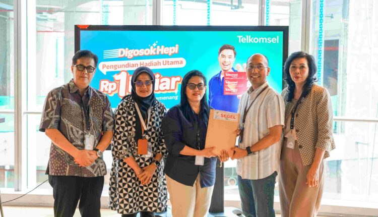 Telkomsel bagikan THR lebaran miliaran rupiah untuk pemenang grand prize program digosok hepi.