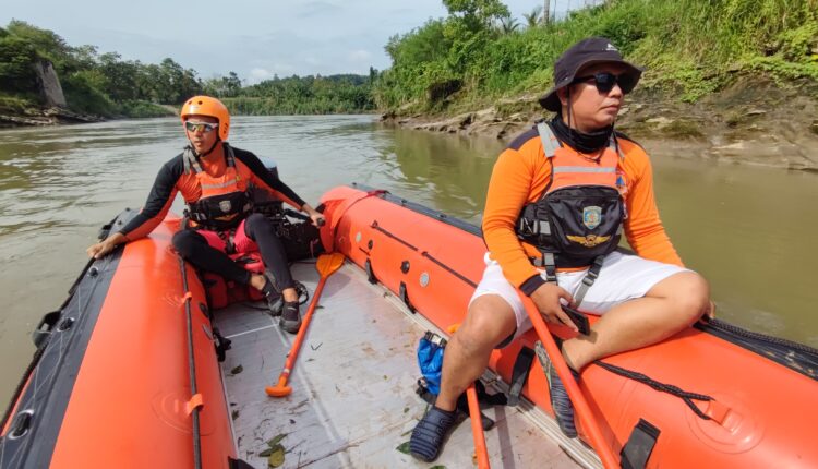 Tim SAR saat melakukan pencarian terhadap korban.