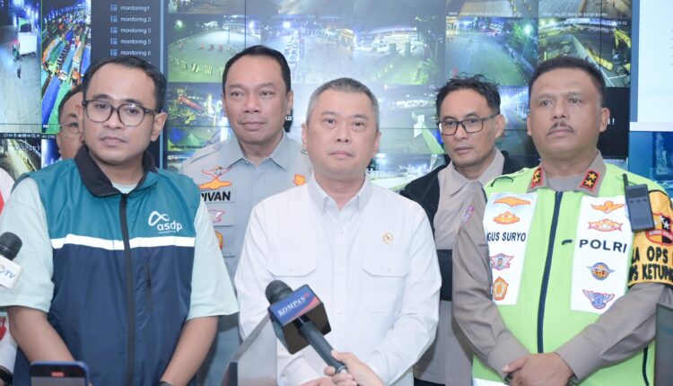 Menteri Perhubungan, Kakorlantas Polri, dan Direktur Utama PT Jasa Raharja tinjau kesiapan Pelabuhan Merak sambut pemudik menuju dan dari Sumatra.